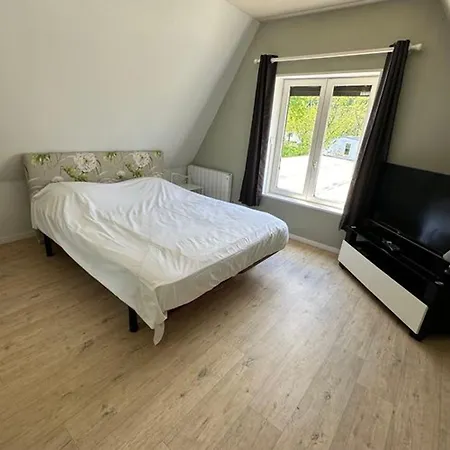 Maison à Avec Jacuzzi Pour 8 Pers. - Api-1-52-635 Camping *